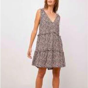 Rails. Flattering Fit. A Closet Must have. Janelle Dress. V-Neck, knee length. M